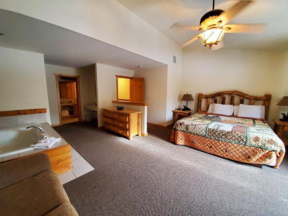 Grand Bear Resort At Starved Rock Utica Luaran gambar